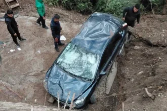 Un joven conductor sobrevivió tras caer con su automóvil en un barranco