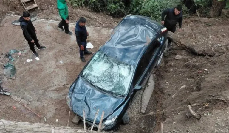 Un joven conductor sobrevivió tras caer con su automóvil en un barranco