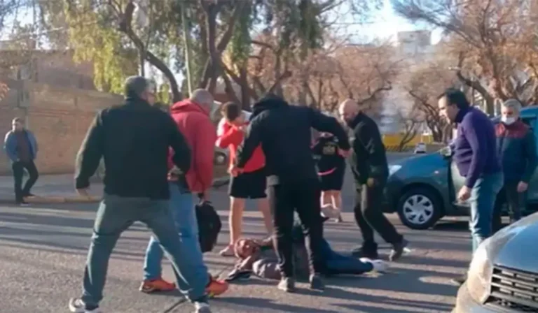 Vecinos capturaron y golpearon a un ladrón de cámaras en Alto Comedero