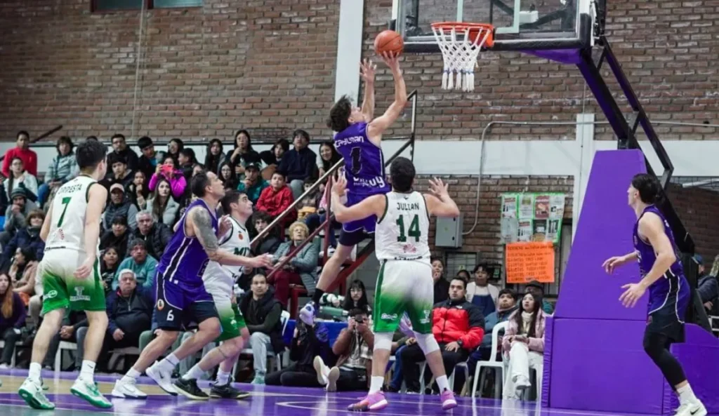 El Carmen Básquet logra su duodécima victoria consecutiva en casa