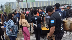El locro solidario de Jujuy: 7.500 porciones en el 25 de Mayo