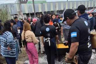 El locro solidario de Jujuy: 7.500 porciones en el 25 de Mayo