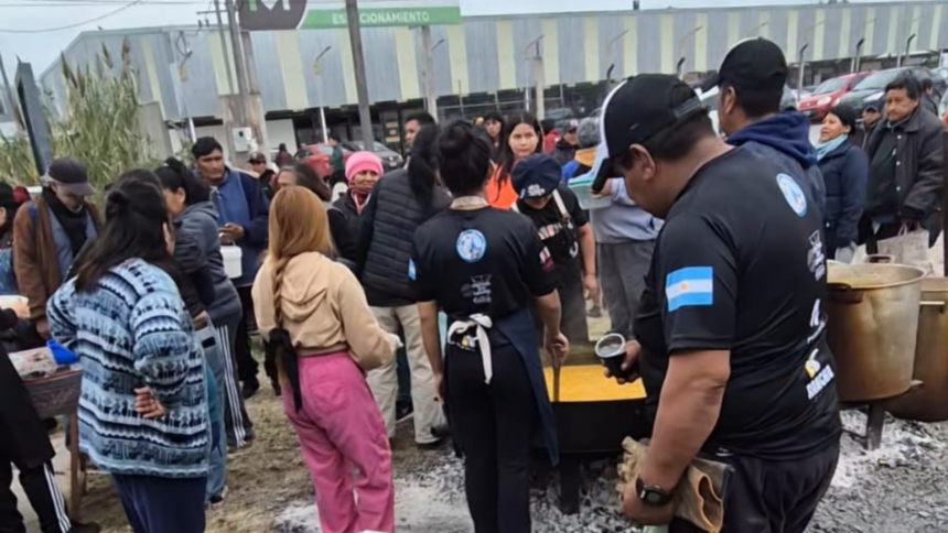 El locro solidario de Jujuy: 7.500 porciones en el 25 de Mayo