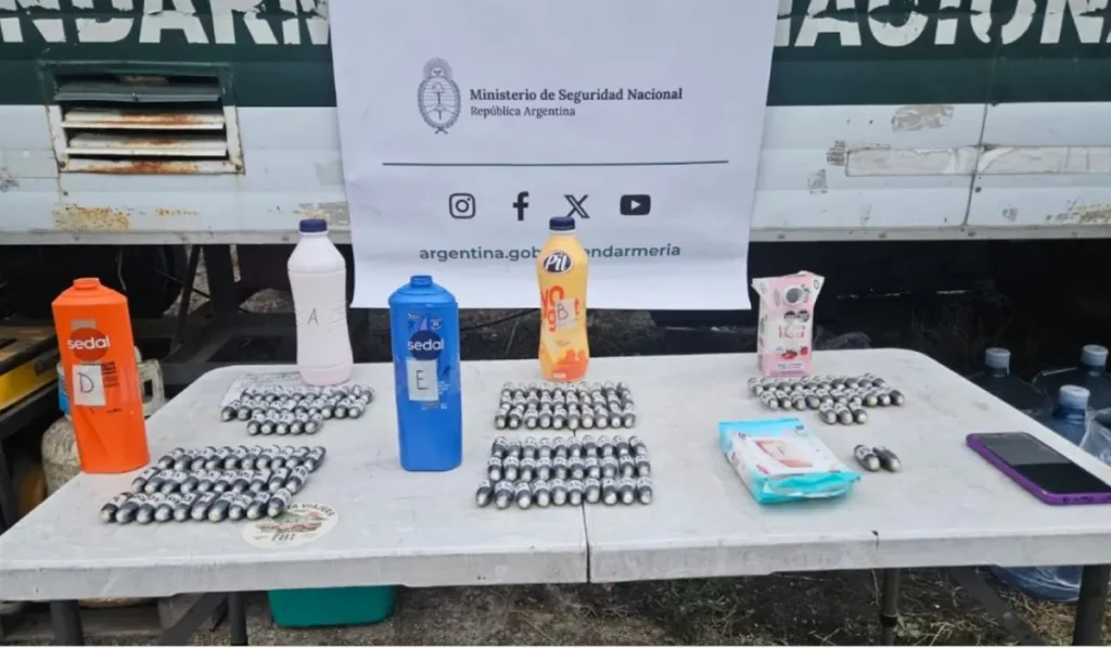Gendarmería incautó cocaína en un micro que partió de Jujuy, oculta en envases de shampoo