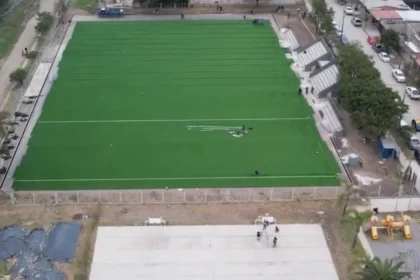 La cancha sintética de hockey en Parque Alberdi finaliza su construcción
