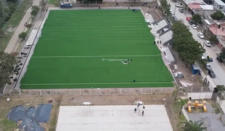 La cancha sintética de hockey en Parque Alberdi finaliza su construcción