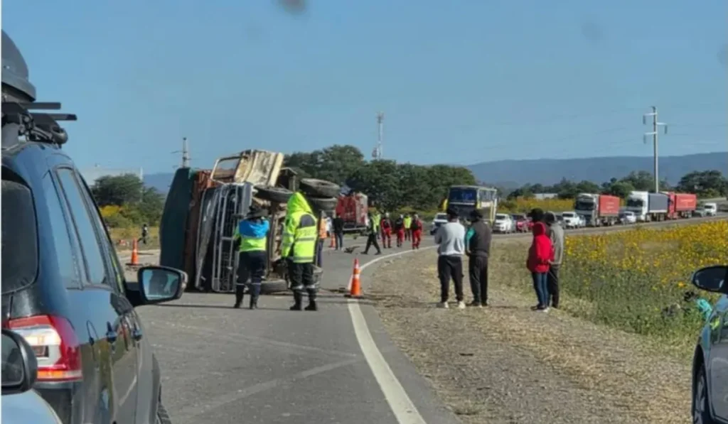 Violento choque y vuelco en Ruta 34 entre camión y camioneta