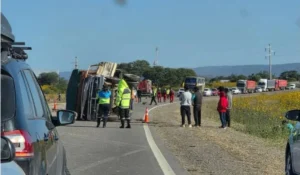 Violento choque y vuelco en Ruta 34 entre camión y camioneta