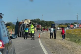 Violento choque y vuelco en Ruta 34 entre camión y camioneta