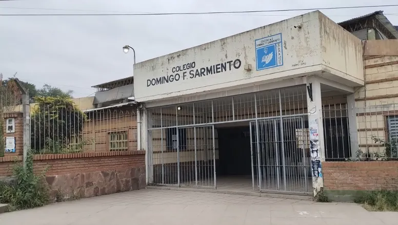Accidente escolar en Palpalá: estudiante sufrió cortes de tendones al caer un ventanal
