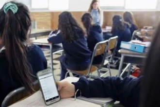 Regulación de celulares en escuelas: nueva medida del Ministerio de Educación en Jujuy