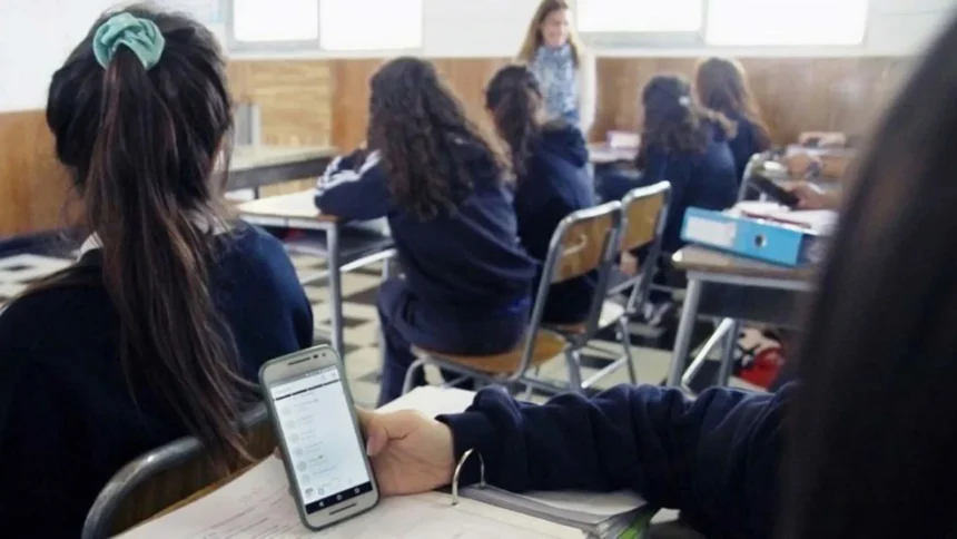 Regulación de celulares en escuelas: nueva medida del Ministerio de Educación en Jujuy