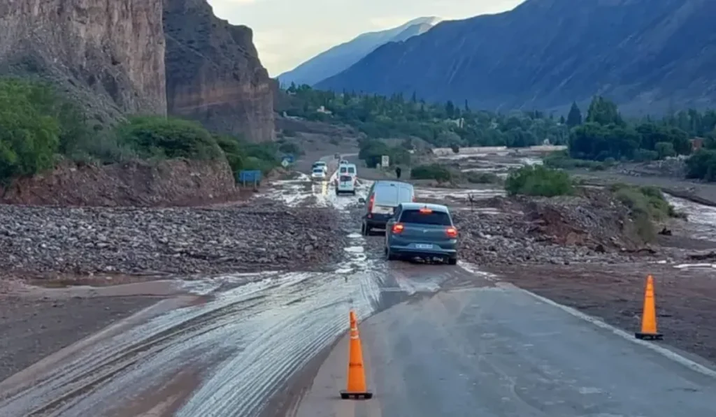 Cortes de rutas en Jujuy: desmoronamientos y crecidas de ríos afectan la circulación