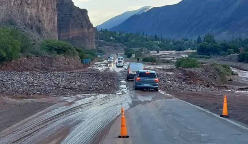 Cortes de rutas en Jujuy: desmoronamientos y crecidas de ríos afectan la circulación
