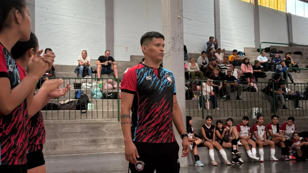 Emilio Valdez obtiene certificación de entrenador internacional en vóley
