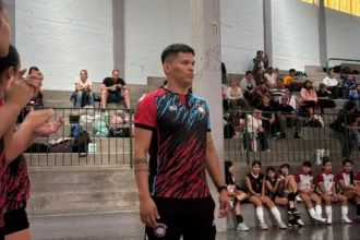 Emilio Valdez obtiene certificación de entrenador internacional en vóley