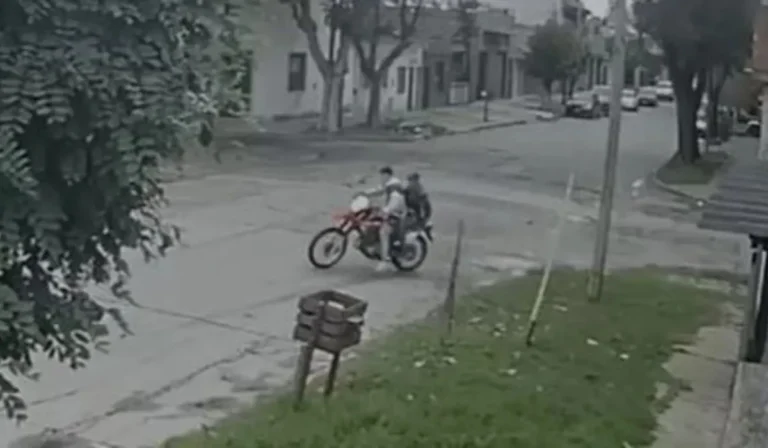 Detienen a dos menores tras persecución por robo de motocicleta en San Pedro
