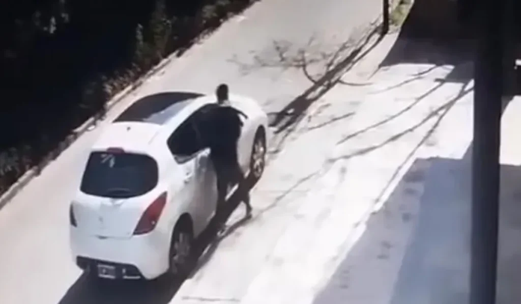 Robo de auto en Palpalá: sustraen bolso y usan tarjeta robada