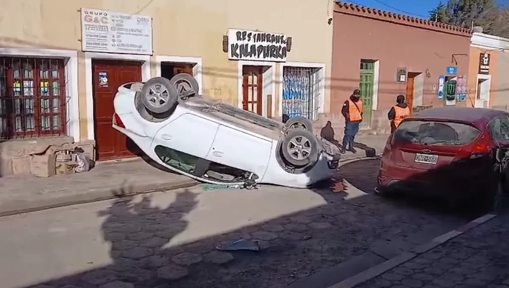Grave vuelco de automóvil en Tilcara: conductor hospitalizado