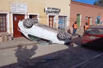 Grave vuelco de automóvil en Tilcara: conductor hospitalizado
