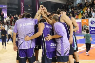 El Carmen Básquet perdió ante Montmartre y la serie decisiva se define este martes