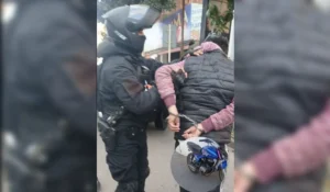 Detuvieron a conductor que circulaba en contramano con motocicleta sin llave