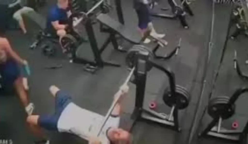 Accidente en gimnasio de San Pedro: hombre golpeado por barra de pesas