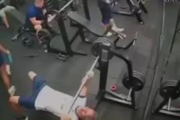 Accidente en gimnasio de San Pedro: hombre golpeado por barra de pesas