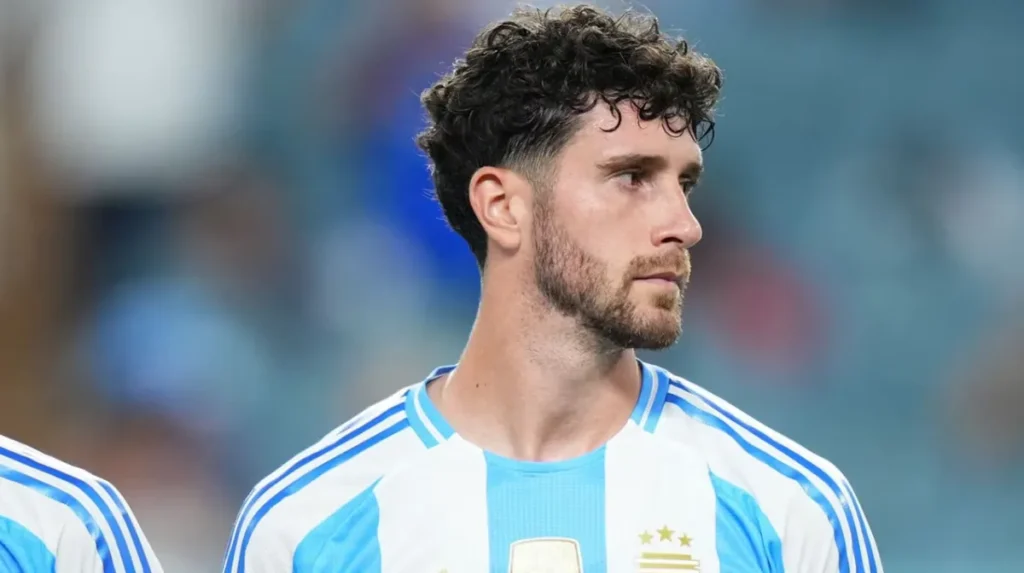 Marcos Senesi reemplaza a Leonardo Balerdi en la convocatoria de la Selección para el Mundial