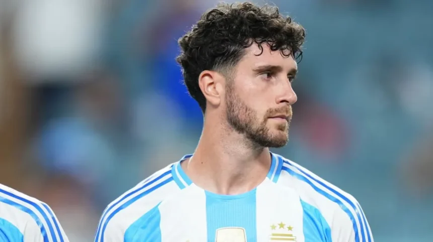 Marcos Senesi reemplaza a Leonardo Balerdi en la convocatoria de la Selección para el Mundial