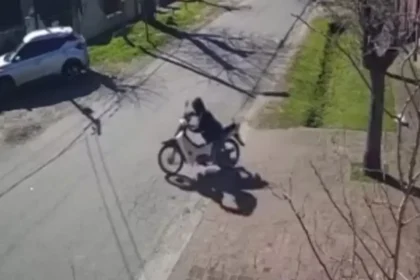 Robo de moto en Monterrico: se la llevaron en diez minutos a plena luz del día