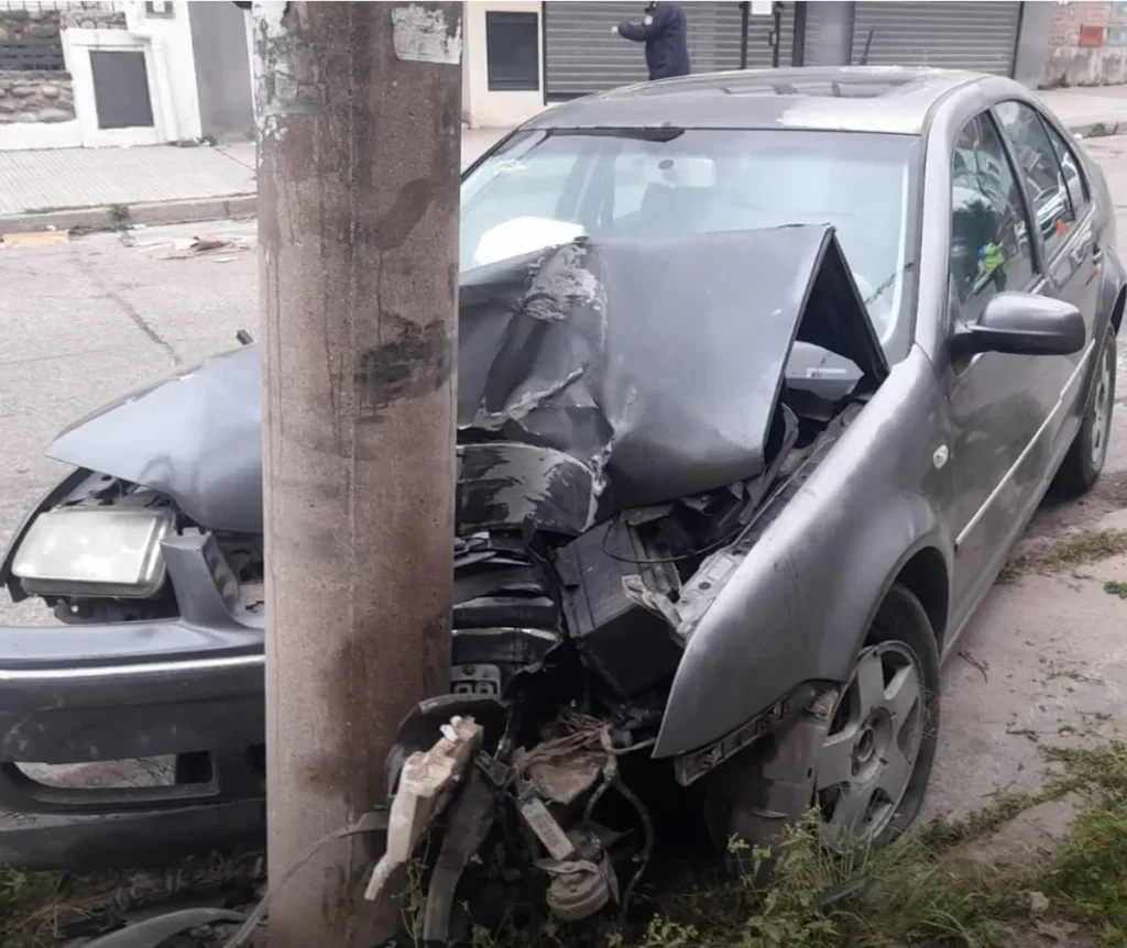 Choque en barrio Cuyaya: automóvil se impactó contra poste de luz