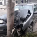 Choque en barrio Cuyaya: automóvil se impactó contra poste de luz