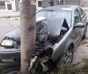 Choque en barrio Cuyaya: automóvil se impactó contra poste de luz