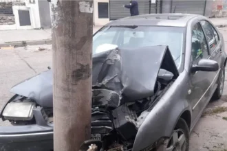 Choque en barrio Cuyaya: automóvil se impactó contra poste de luz
