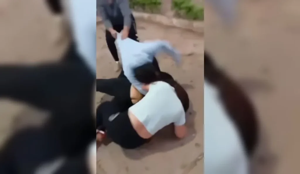 Violenta pelea entre dos mujeres en la plaza central de Yuto