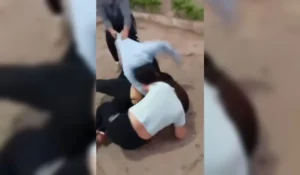 Violenta pelea entre dos mujeres en la plaza central de Yuto