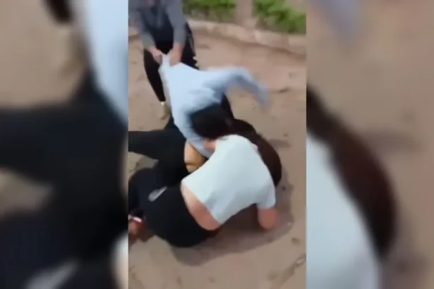 Violenta pelea entre dos mujeres en la plaza central de Yuto