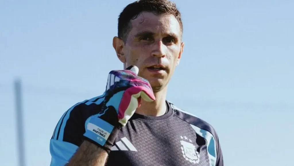 Dibu Martínez se recuperó de la lesión y será titular en el debut de Argentina