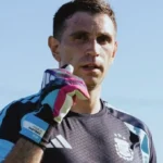 Dibu Martínez se recuperó de la lesión y será titular en el debut de Argentina