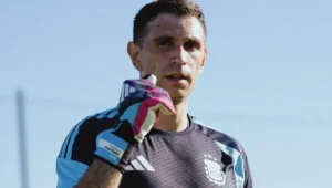 Dibu Martínez se recuperó de la lesión y será titular en el debut de Argentina