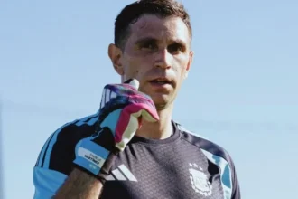 Dibu Martínez se recuperó de la lesión y será titular en el debut de Argentina
