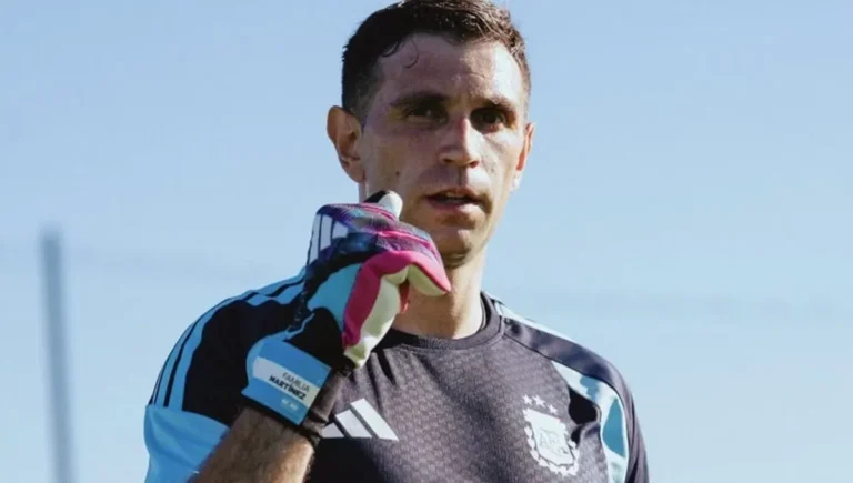 Dibu Martínez se recuperó de la lesión y será titular en el debut de Argentina