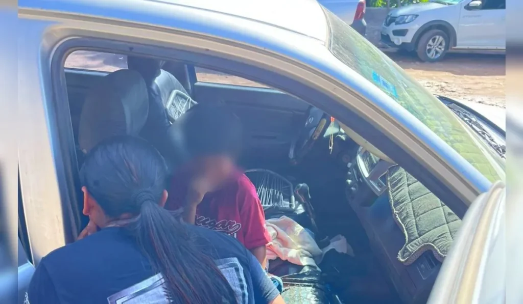 Tres niños encerrados en auto en la Feria Mayorista de Perico