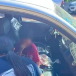 Tres niños encerrados en auto en la Feria Mayorista de Perico
