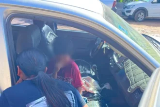 Tres niños encerrados en auto en la Feria Mayorista de Perico