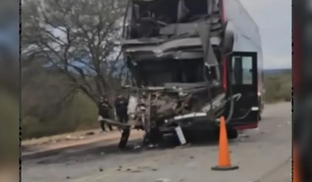 Trágico choque de colectivo en Salta: un muerto y 24 heridos