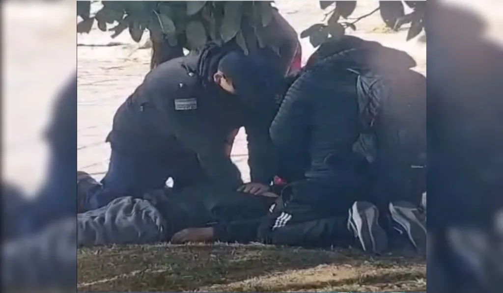 Policías reanimaron a un hombre que se descompensó frente al Hospital Sequeiros