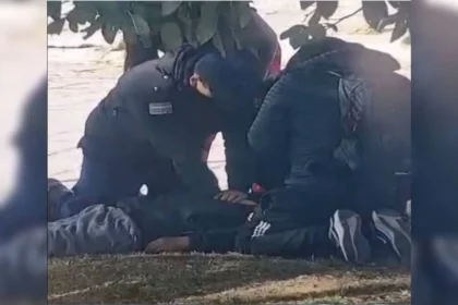 Policías reanimaron a un hombre que se descompensó frente al Hospital Sequeiros