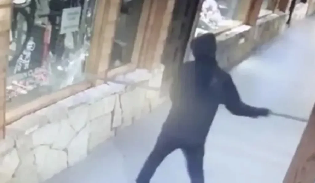Palpalá: agresión violenta de un hombre contra su ex pareja en un local comercial
